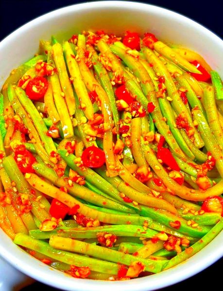 西葫芦凉拌怎么做好吃_西葫芦凉拌要不要焯水