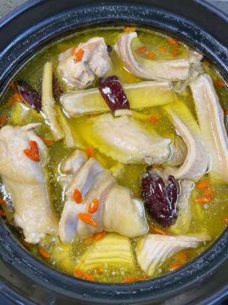 猪肚鸡煲汤怎么煲才白_正宗猪肚鸡做法详解