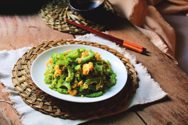 炒苦瓜怎么不苦_家常炒苦瓜做法