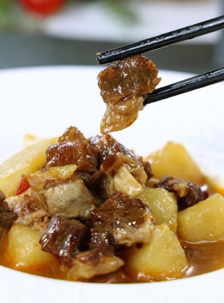 牛肉烧土豆怎么做好吃_牛肉炖土豆需要焯水吗