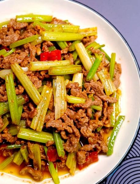 牛肉炒芹菜怎么炒才嫩_牛肉炒芹菜用哪个部位