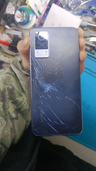 手机屏碎了换屏多少钱_外屏碎了换原装屏价格