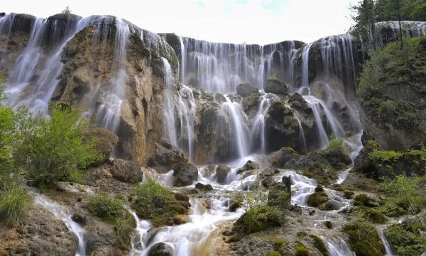 瀑布水流怎么形成_瀑布水流声音为什么这么大