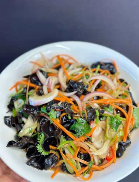 洋葱拌木耳怎么做好吃_洋葱拌木耳用焯水吗