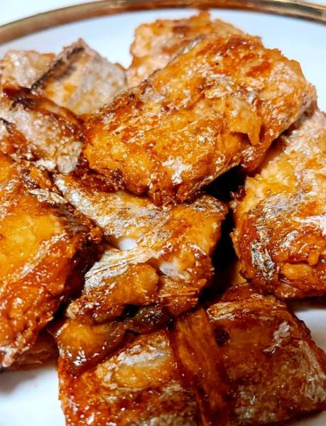 煎带鱼怎么不粘锅_煎带鱼不破皮的小窍门