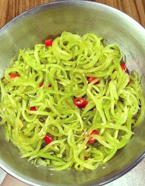 凉拌莴笋丝怎么做好吃_莴笋丝要不要焯水