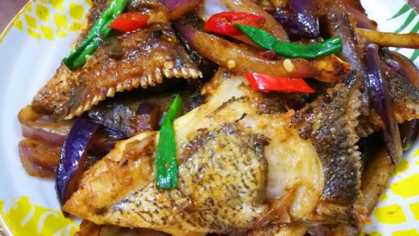 鱼下巴怎么做好吃_家常鱼下巴做法