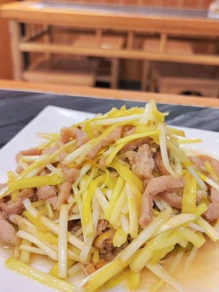 韭黄炒肉丝怎么做_韭黄炒肉丝需要焯水吗