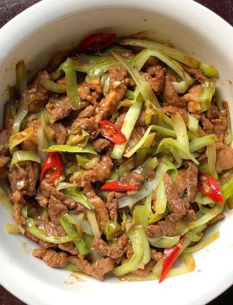 韭黄炒肉丝怎么做_韭黄炒肉丝需要焯水吗