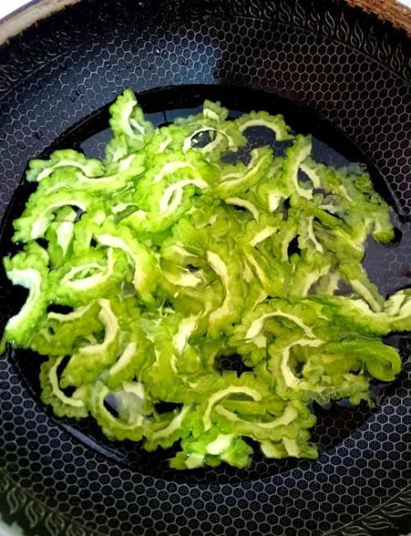 苦瓜怎么炒不苦_苦瓜炒蛋做法