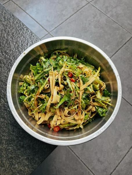 凉拌豆腐怎么做_凉拌豆腐需要焯水吗