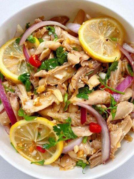 柠檬手撕鸡怎么做_柠檬手撕鸡需要焯水吗