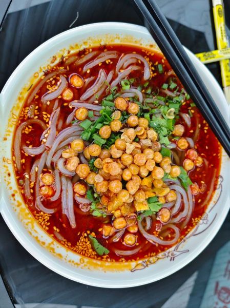 酸辣粉怎么做才好吃_酸辣粉的家常做法