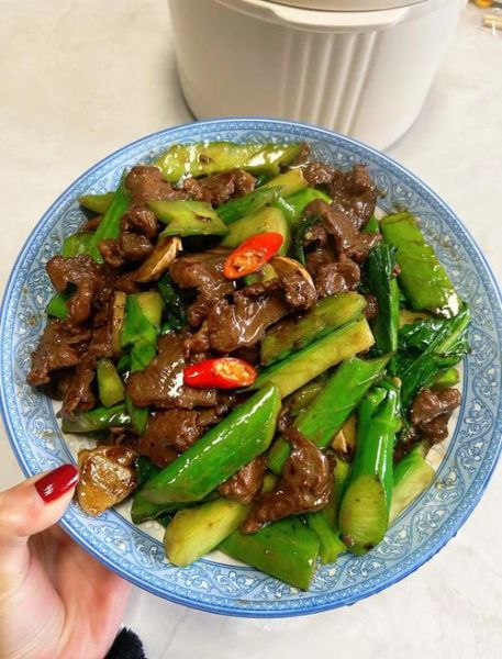 芥兰炒牛肉怎么做_芥兰炒牛肉用不用焯水