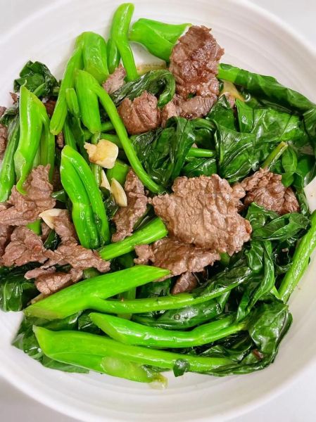 芥兰炒牛肉怎么做_芥兰炒牛肉用不用焯水