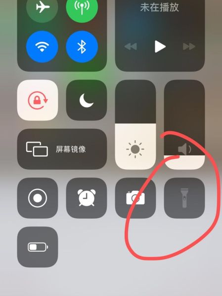 手机手电筒在哪里打开_手机手电筒不亮了怎么办