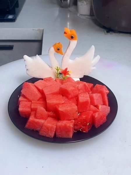 西瓜摆盘简单造型怎么做_西瓜摆盘简单造型需要哪些工具