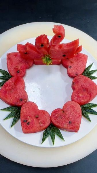 西瓜摆盘简单造型怎么做_西瓜摆盘简单造型需要哪些工具