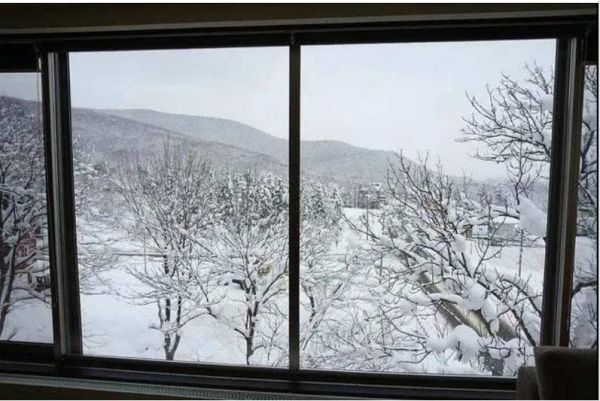 窗户结冰怎么办_冬天窗户结冰花原因