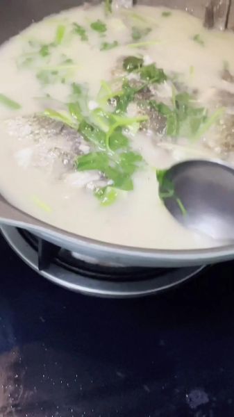 清炖鲫鱼汤怎么做_清炖鲫鱼汤放什么调料