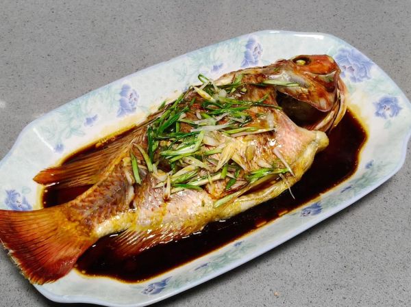 清蒸罗非鱼怎么做_清蒸罗非鱼蒸几分钟