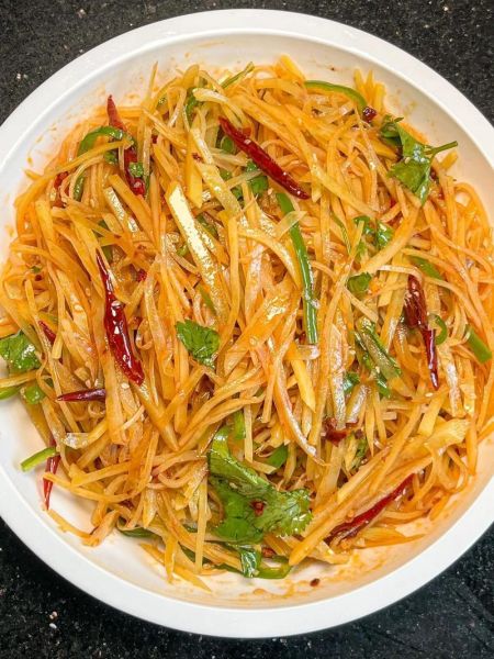 酸辣土豆丝怎么做_酸辣土豆丝要不要焯水