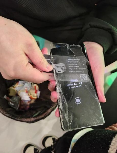 手机钢化膜怎么撕下来_钢化膜撕掉后屏幕有胶怎么办