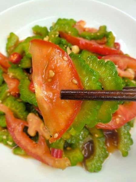 西红柿炒苦瓜怎么做_西红柿炒苦瓜要不要焯水