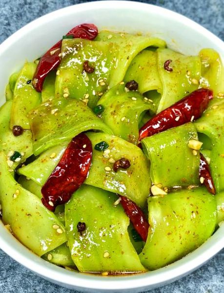 莴笋怎么炒好吃_莴笋凉拌要不要焯水