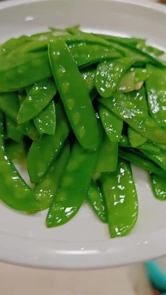 清炒荷兰豆怎么炒才翠绿_清炒荷兰豆焯水几分钟
