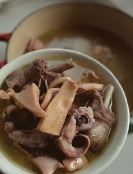 墨鱼炖鸡的做法_墨鱼炖鸡需要焯水吗