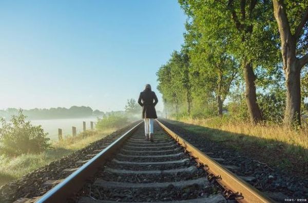 渐渐远去的背影_如何面对离别