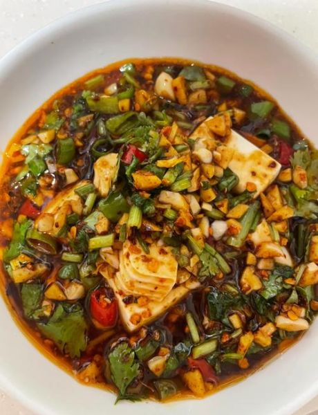 小葱拌豆腐怎么做_豆腐要不要焯水