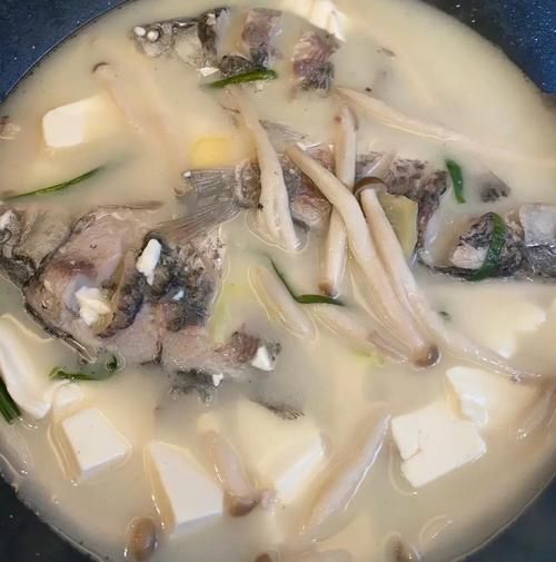 清炖鲫鱼汤怎么做_清炖鲫鱼汤的家常做法
