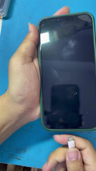 手机突然白屏怎么办_白屏但能接电话怎么修