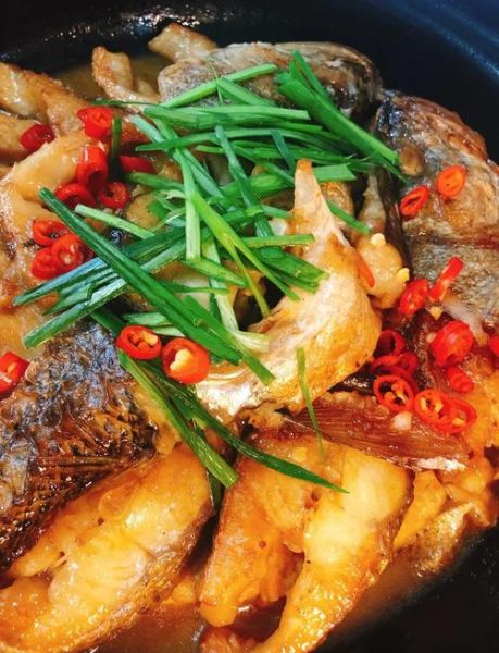 炖鲈鱼的家常做法_鲈鱼怎么炖才鲜嫩不腥