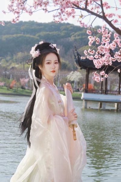 穿汉服怎么搭配发型_汉服适合什么场合穿