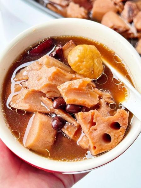 莲藕怎么炒好吃_莲藕排骨汤的做法