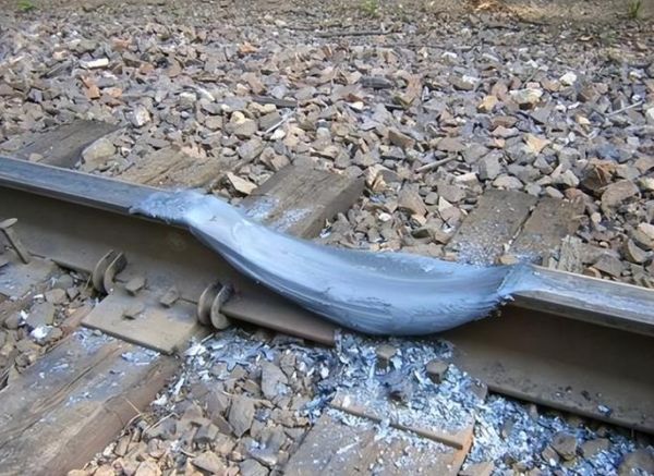 铁轨是什么材料做的_铁轨多久换一次