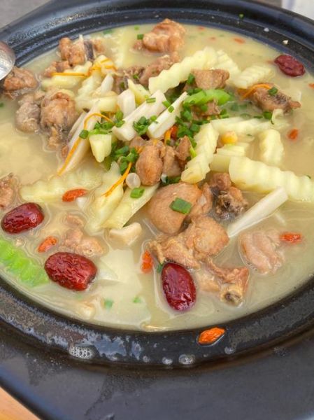 砂锅炖鸡的家常做法_砂锅炖鸡怎么做好吃