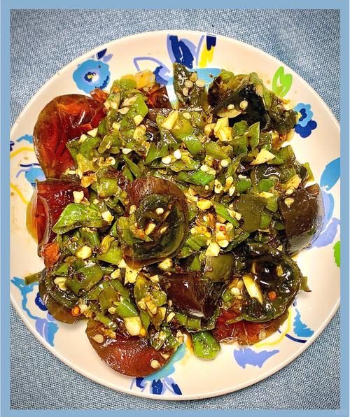 青椒皮蛋怎么做_皮蛋怎么凉拌才好吃