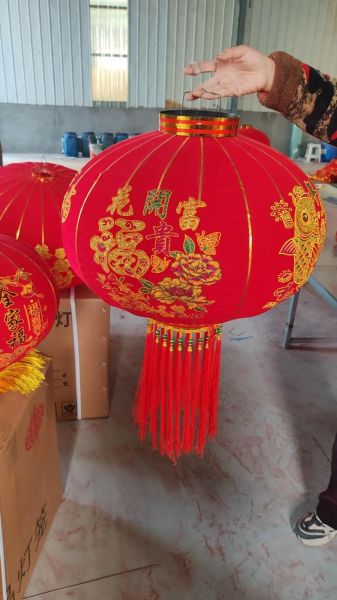 灯笼的红色有什么寓意_春节挂红灯笼的讲究