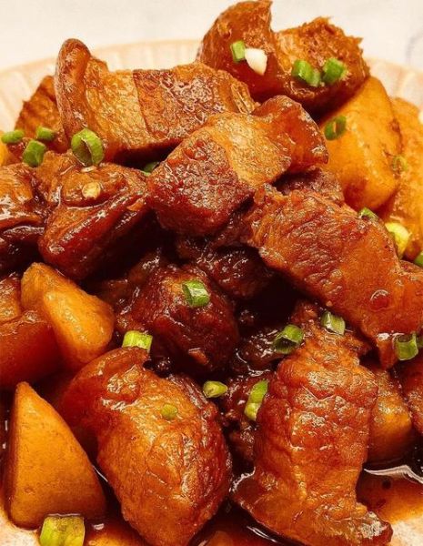 红烧肉炖土豆怎么做_红烧肉炖土豆先放什么