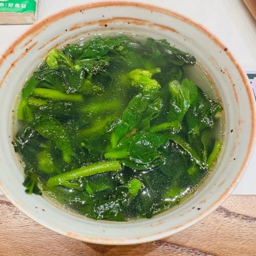 小白菜汤怎么做好吃_小白菜汤需要焯水吗