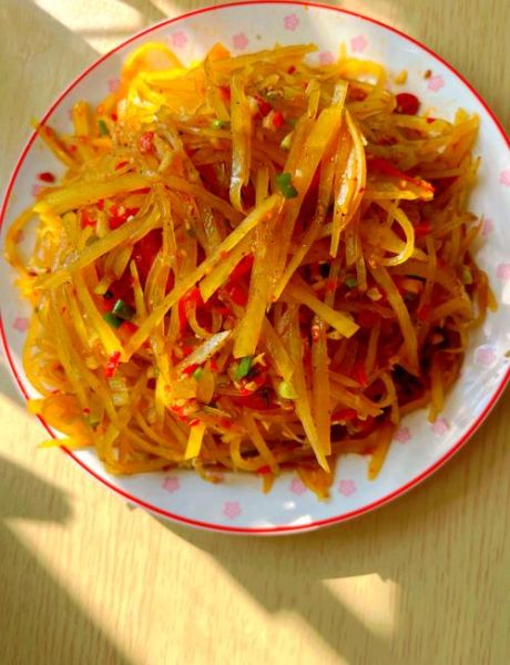 凉拌土豆丝怎么做_土豆丝焯水还是过凉