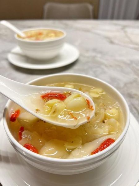 莲子百合银耳汤怎么做_莲子百合银耳汤的功效