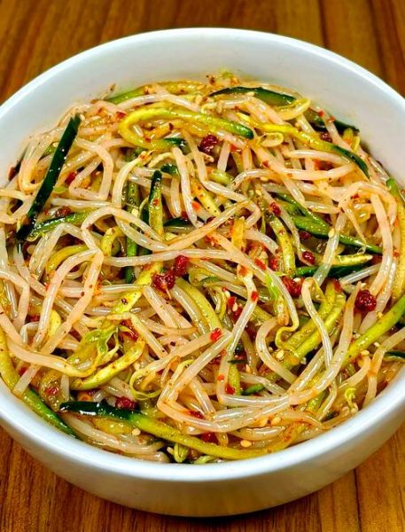 拌豆芽凉菜怎么做好吃_家常拌豆芽要不要焯水