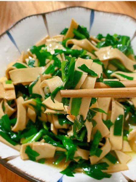 炒韭菜的家常做法_韭菜怎么炒才不出水