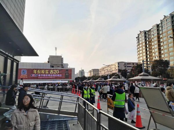 人山人海_摩肩接踵怎么写