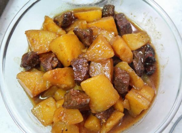 土豆炖牛肉家常做法_怎么炖才软烂入味